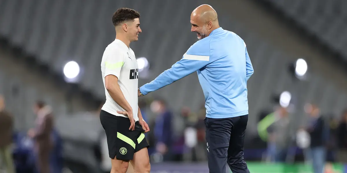 Pep Guardiola y Julián Álvarez