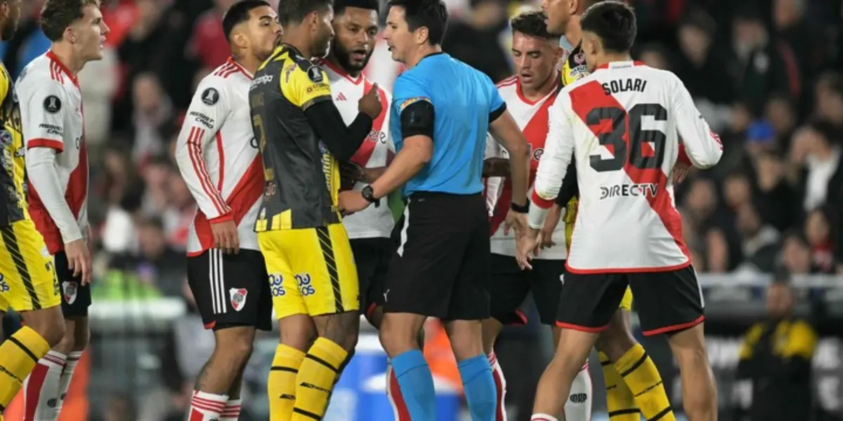 Una acción de juego entre River Plate vs Deportivo Táchira.